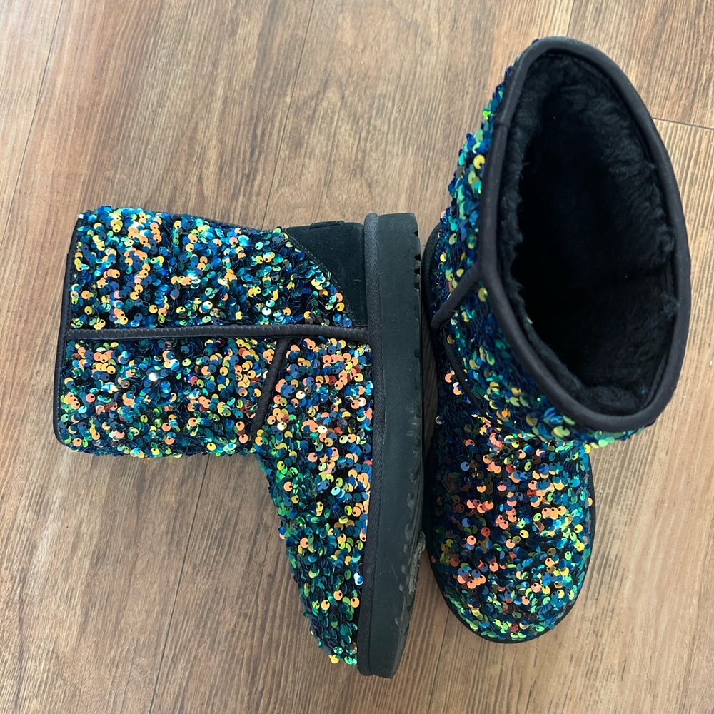 UGG- Classic Short Chunky Sequin Boot